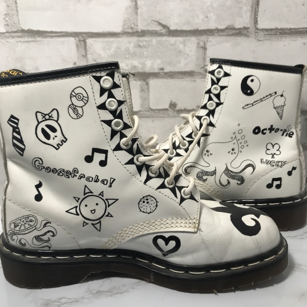 Dr. Märtens White Graphic Boots UK size 6 US 8